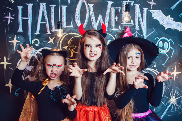 Crianças vestidas de fantasias de Halloween - Festa das Bruxas